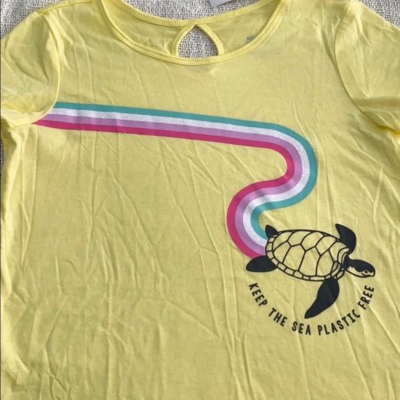 keyhole back graphic tee - Picture 4 of 7